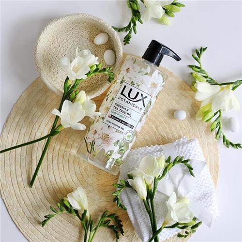 ژل شست و شوی بدن لوکس با رایحه فریزیا و درخت چای