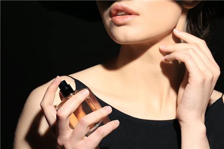 بهترین عطر خنک زنانه